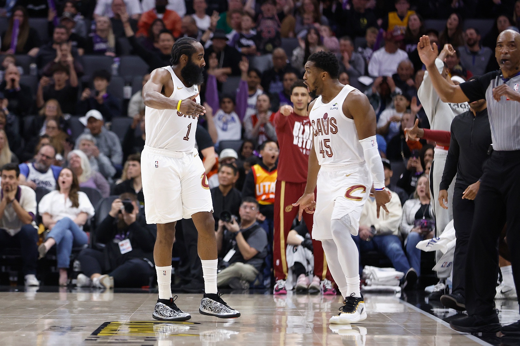 世界杯比赛直播平台-哈登加盟让骑士重燃信心！他和米切尔能否在季后赛各自实现突破？